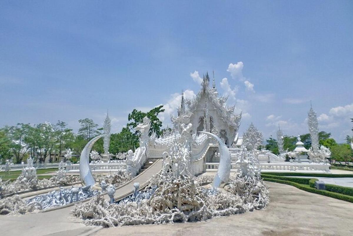 một tòa nhà màu trắng với các cấu trúc màu trắng trong một công viên