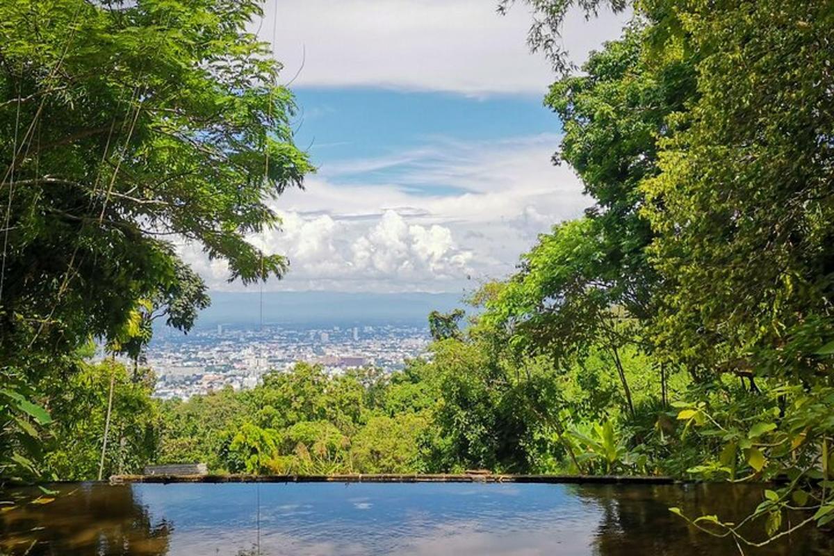 kolam air dengan pemandangan bandar