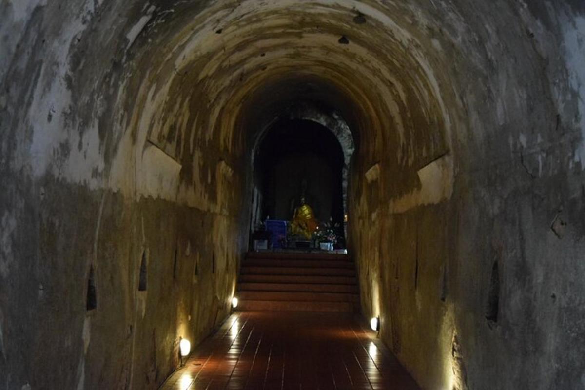 terowong dengan tangga dalam bangunan dengan lampu