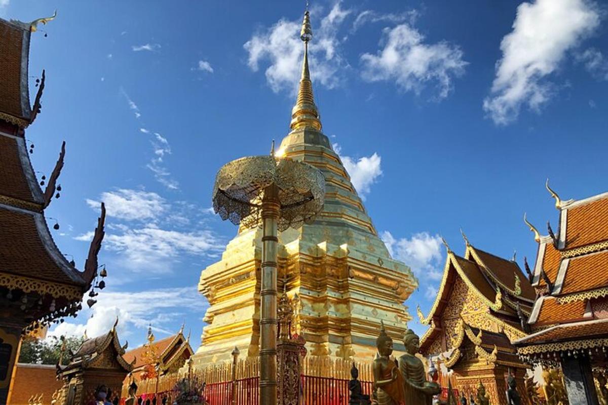 egy pagoda, amelynek tetején tornyocska áll