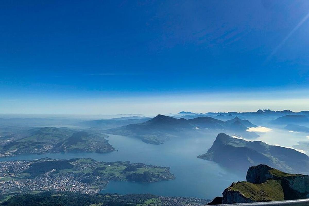 pemandangan badan air dari gunung