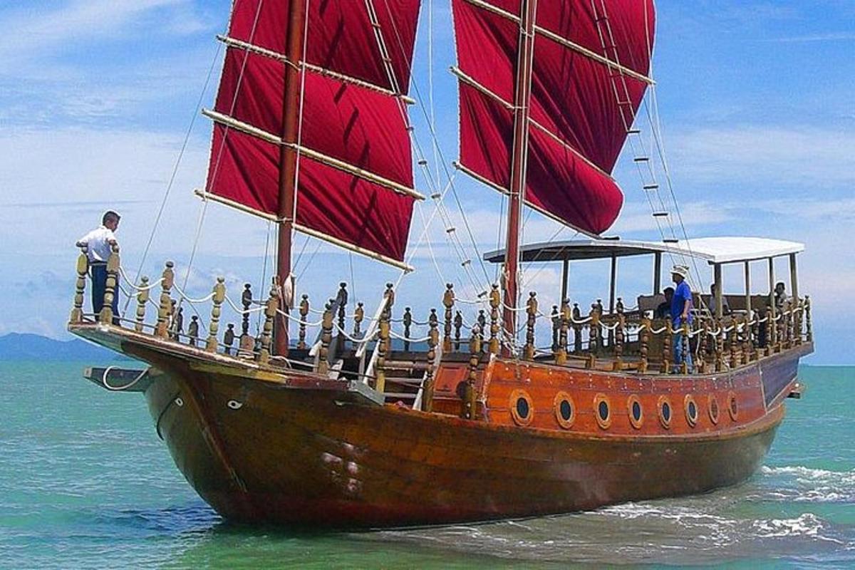 un gruppo di persone su una barca in acqua
