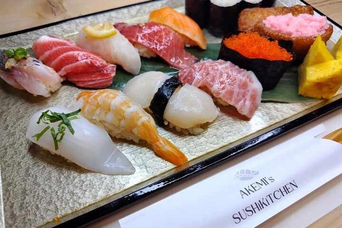 talíř sushi s různými druhy jídla