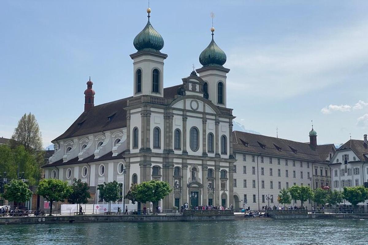 velká budova s hodinovou věží na vrcholu