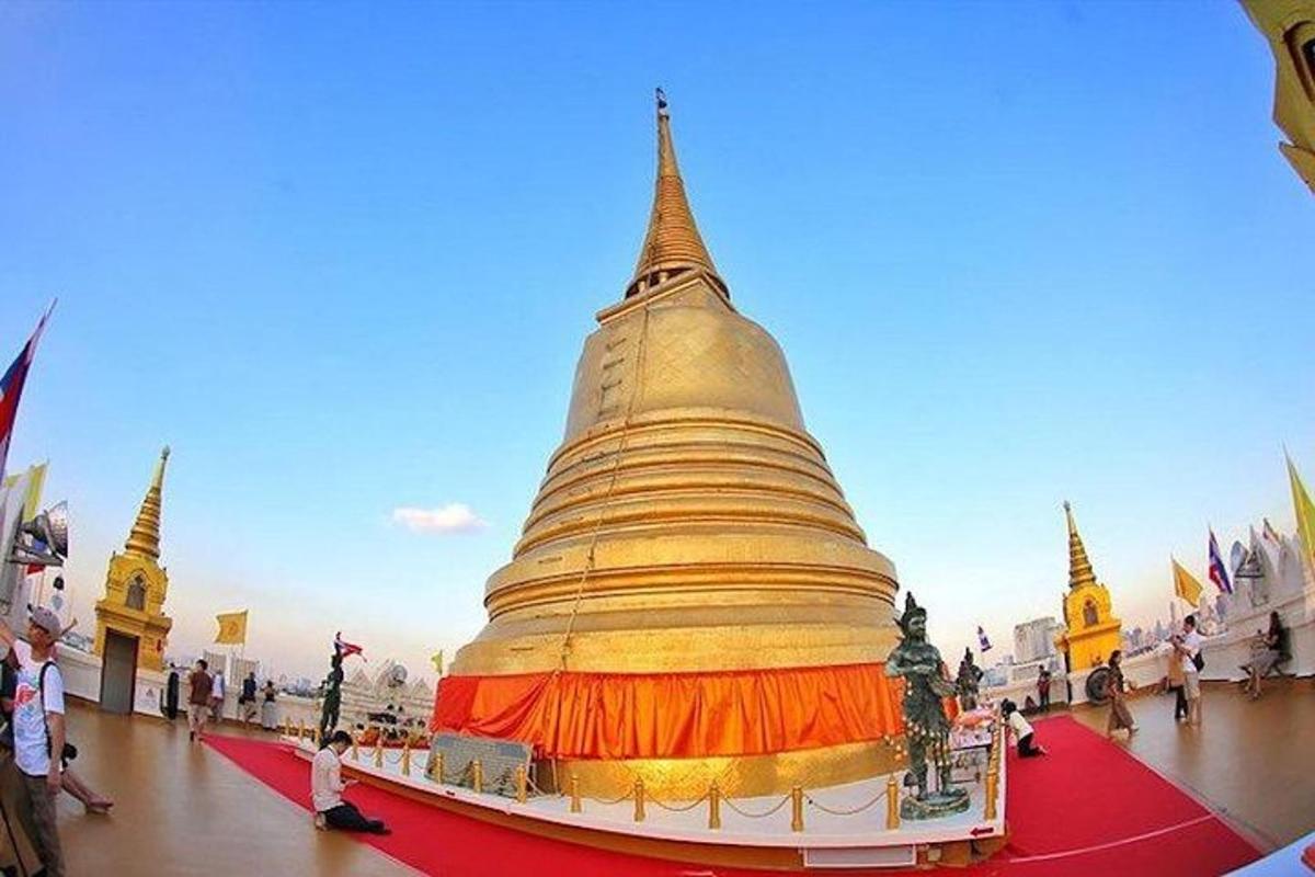 Una gran pagoda en un edificio con gente a su alrededor.