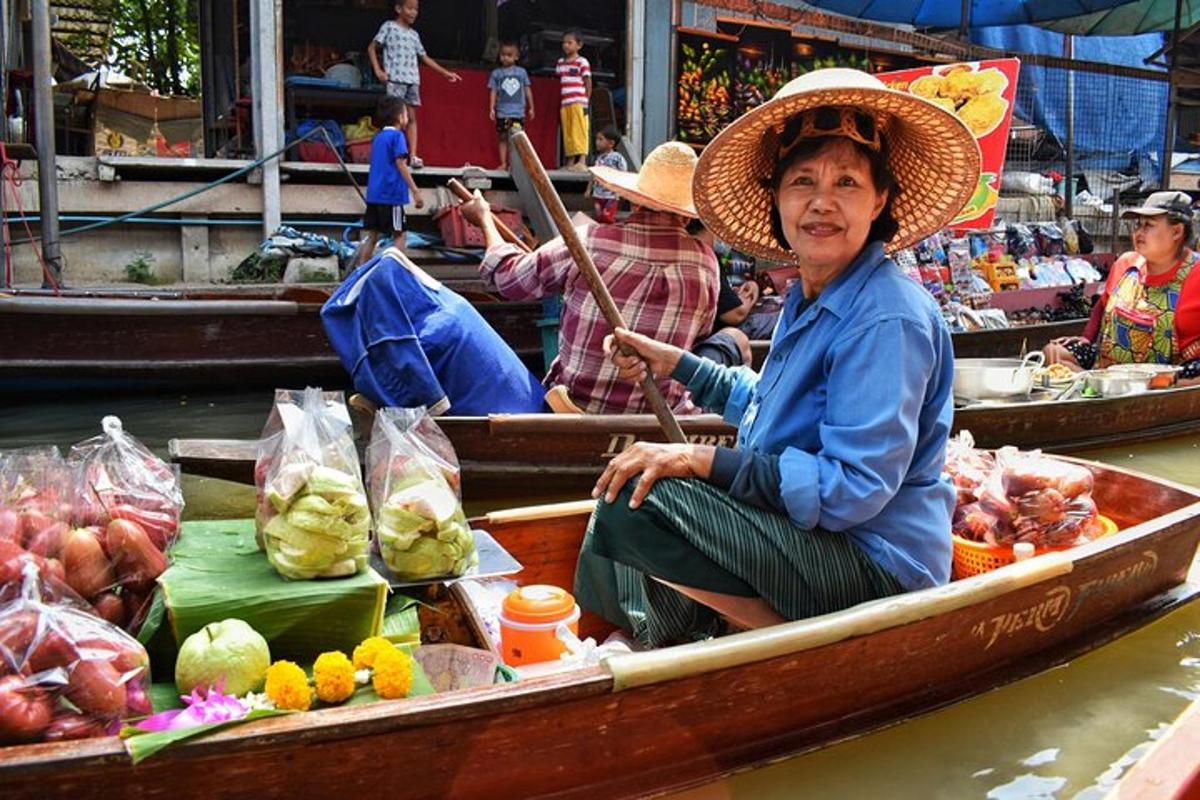 una dona asseguda en una barca en un mercat
