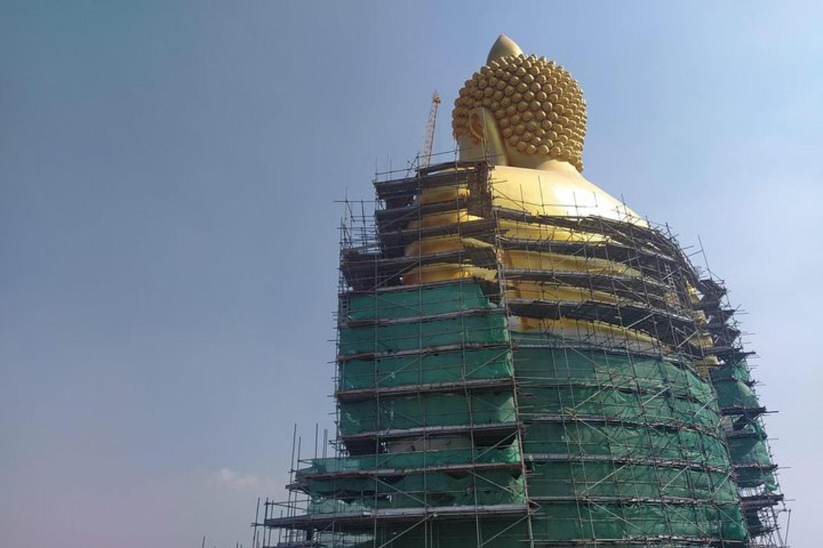 un edifici en construcció amb bastides al voltant