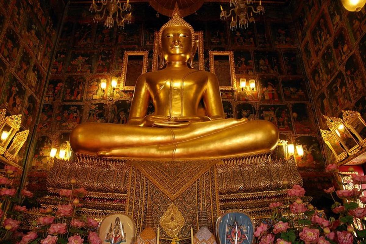 egy nagy arany Buddha-szobor egy templomban