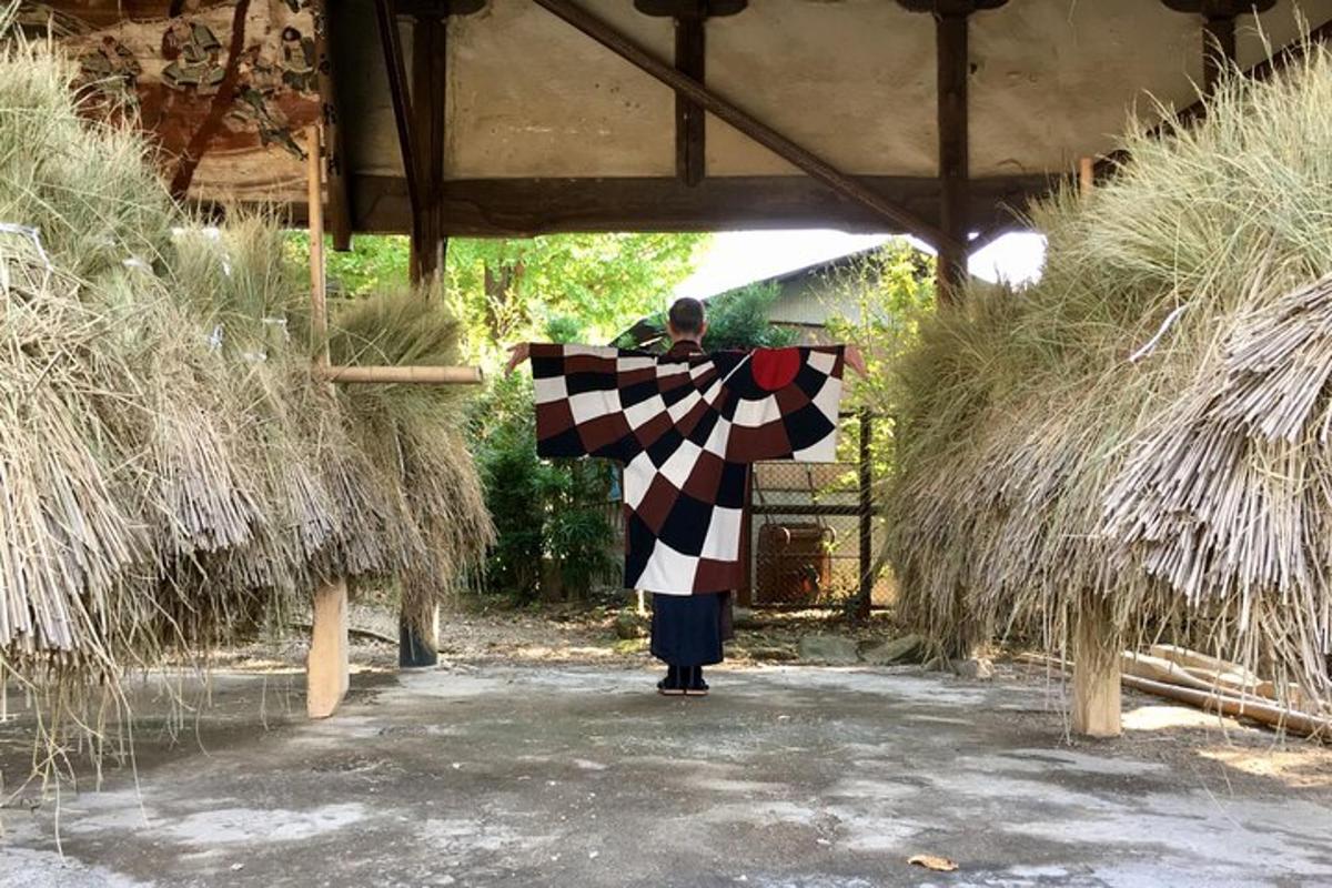 una persona in costume in piedi in un padiglione