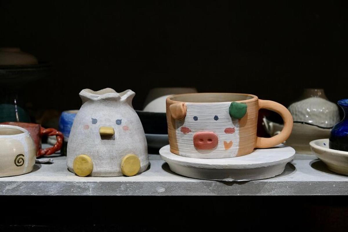 una taula amb dues tasses de cafè en un prestatge