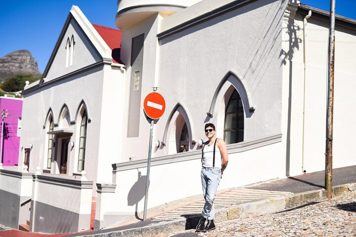 un uomo è in piedi davanti a una chiesa