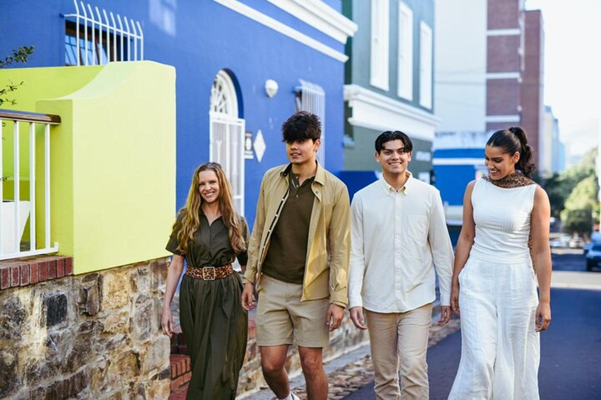 un gruppo di persone che camminano lungo una strada
