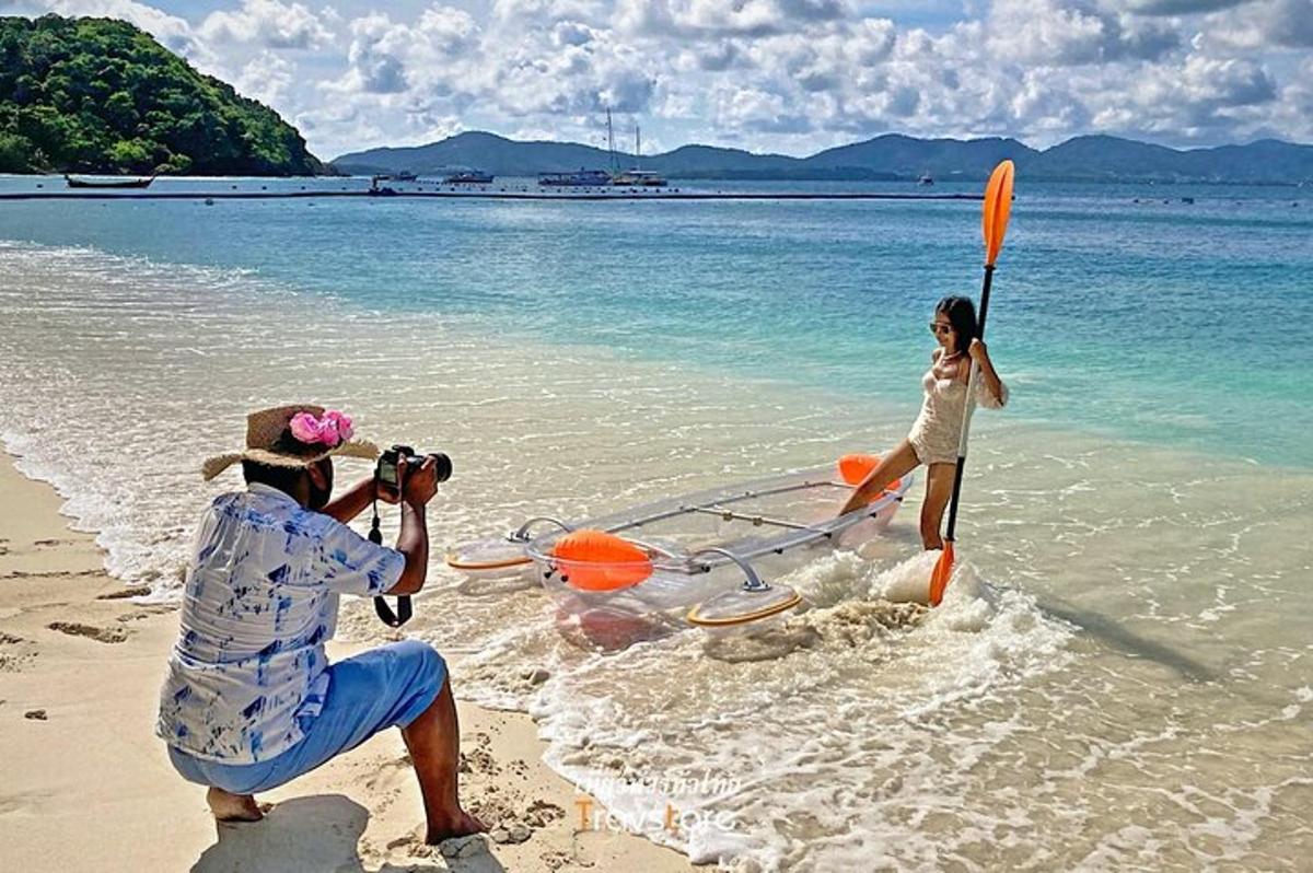 una donna che scatta una foto a una donna sulla spiaggia