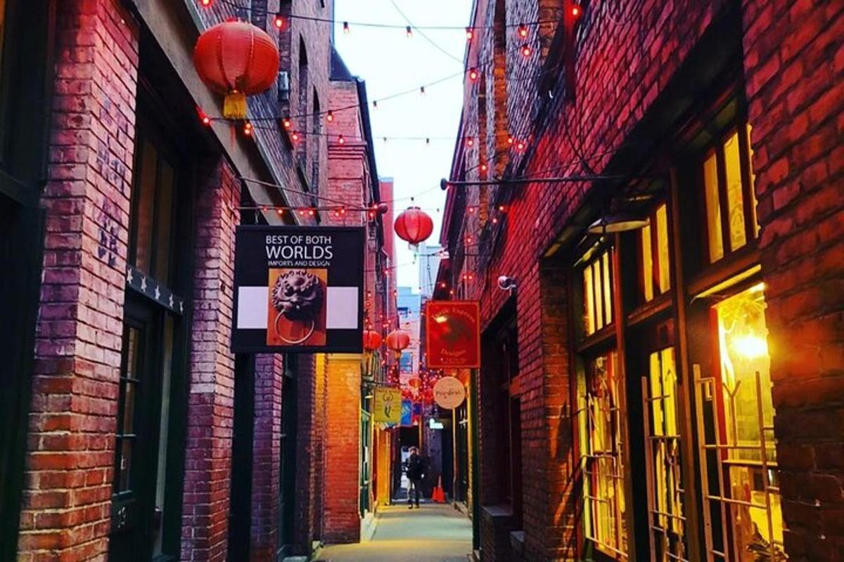 Un callejón con faroles rojos en un callejón entre edificios.