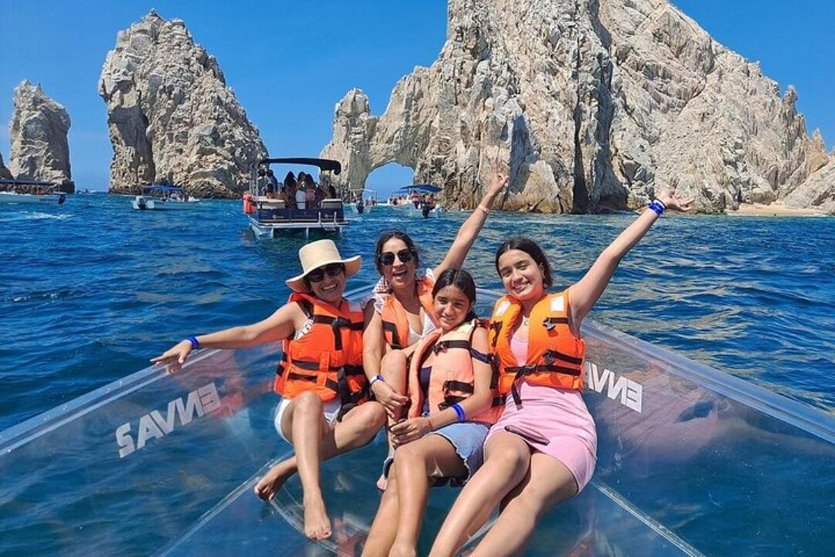 quattro donne con giubbotti di salvataggio su una barca in acqua