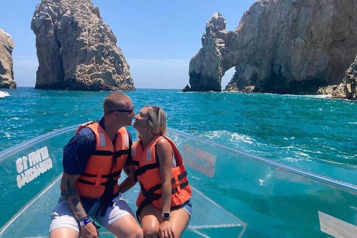 un uomo e una donna seduti su una barca nell'oceano