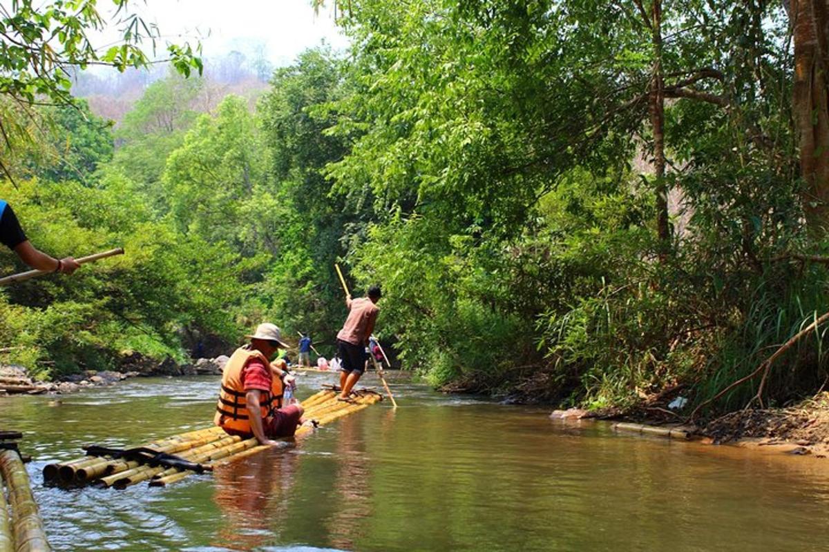un groupe de personnes sur un radeau dans une rivière