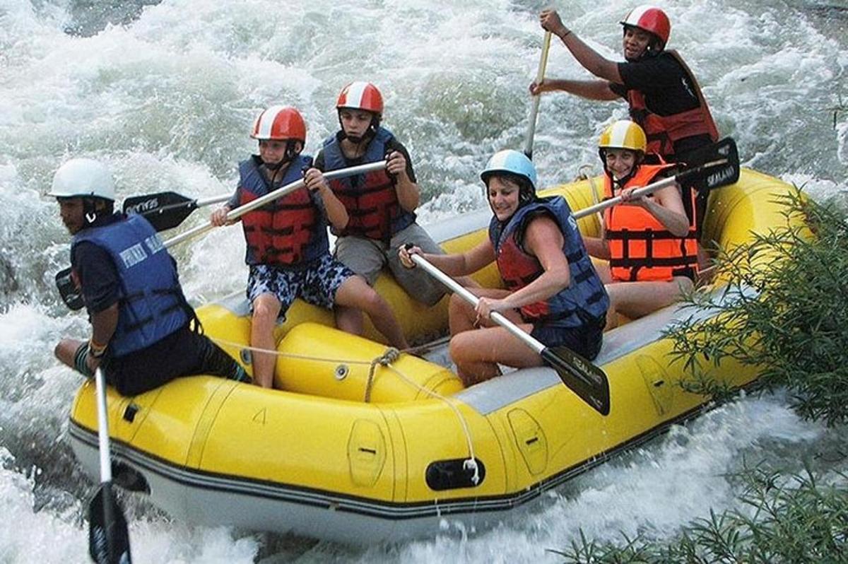 un gruppo di persone su una zattera su un fiume