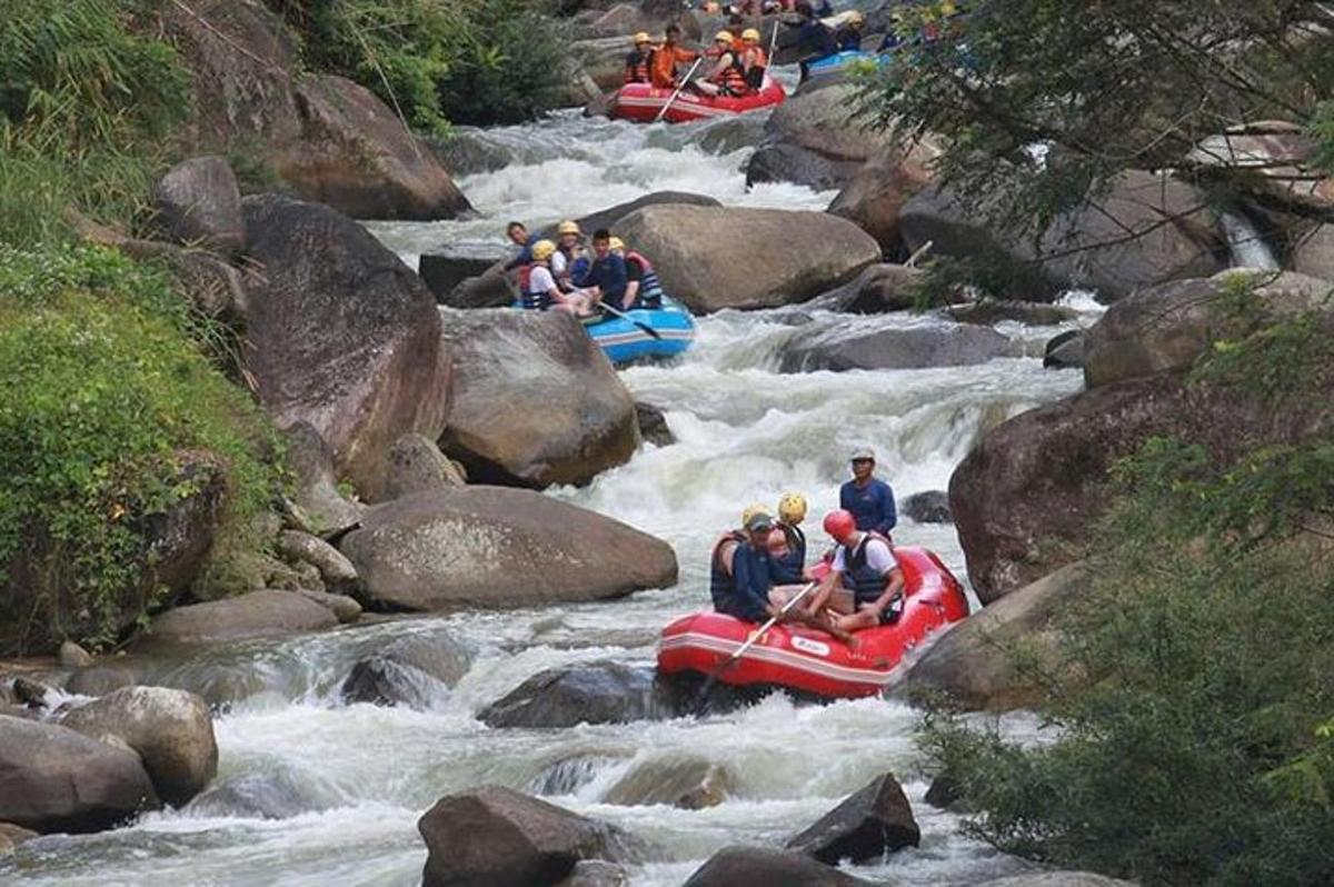 un gruppo di persone su zattere in un fiume