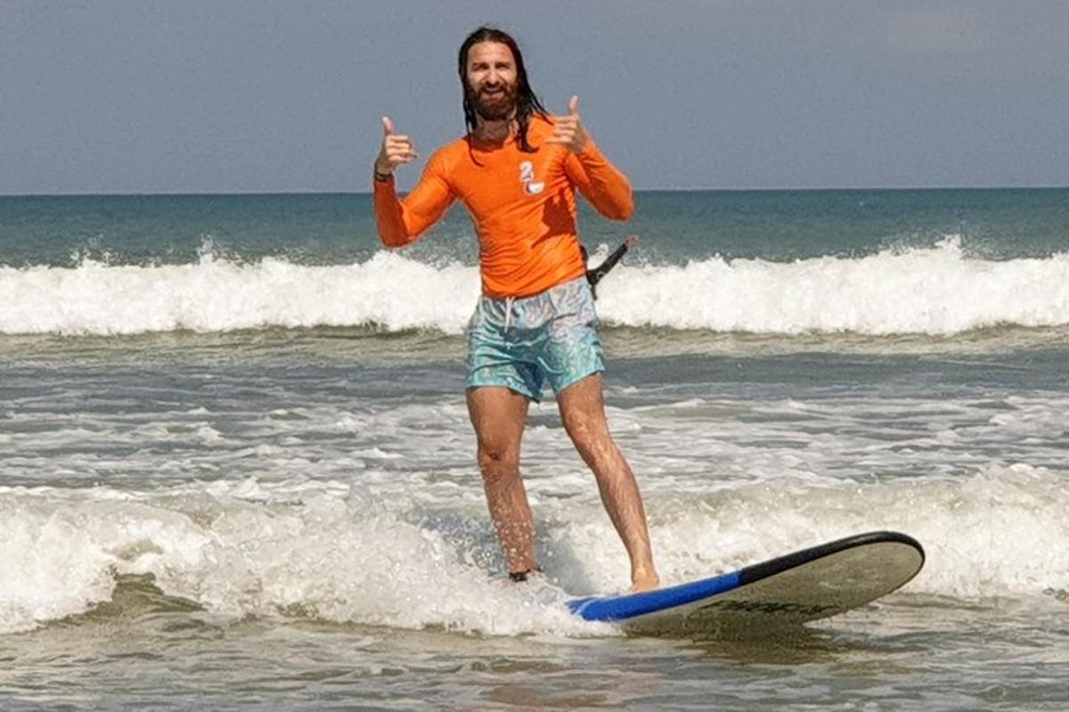 moški, ki jaha val na deski za surfanje v oceanu