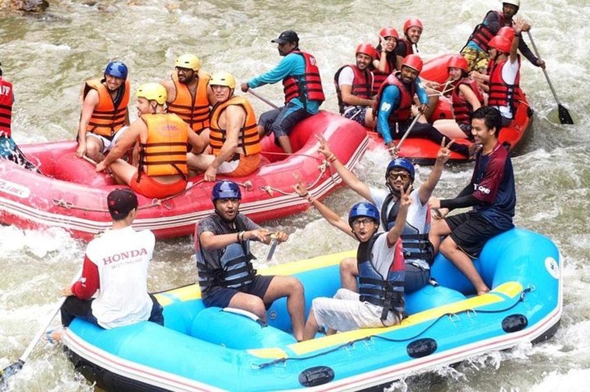 un gruppo di persone su una zattera in acqua