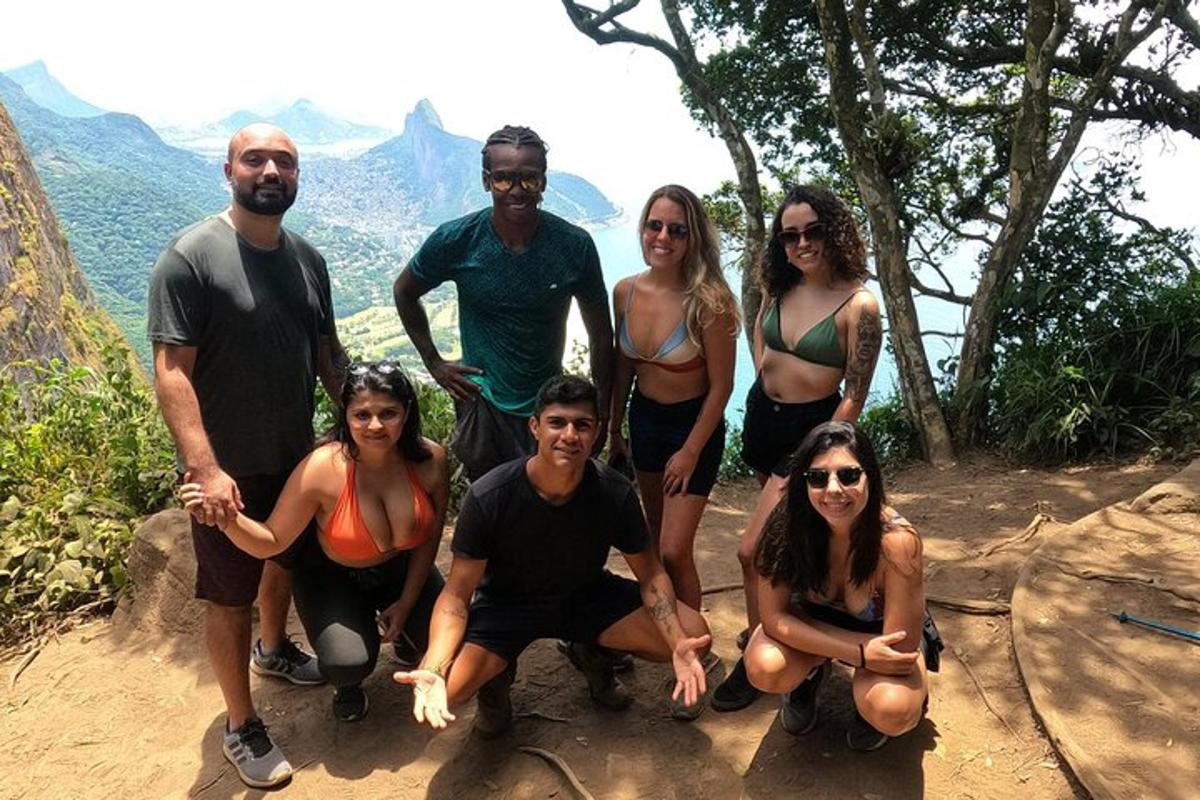 un grup de persones posant per a una foto a la muntanya
