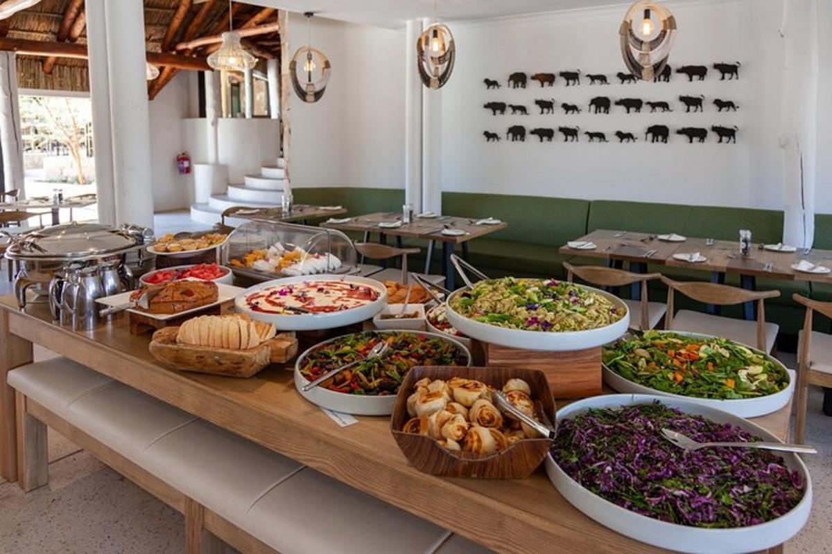 bufet s jídlem na stole v restauraci