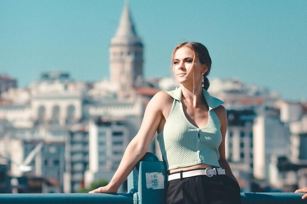 Žena se opírá o zábradlí před městem