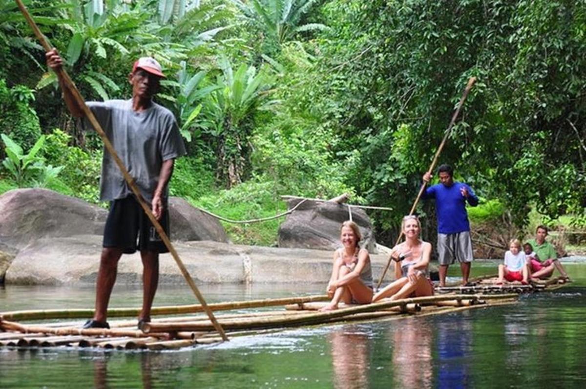 eine Gruppe von Menschen auf einem Floß im Wasser