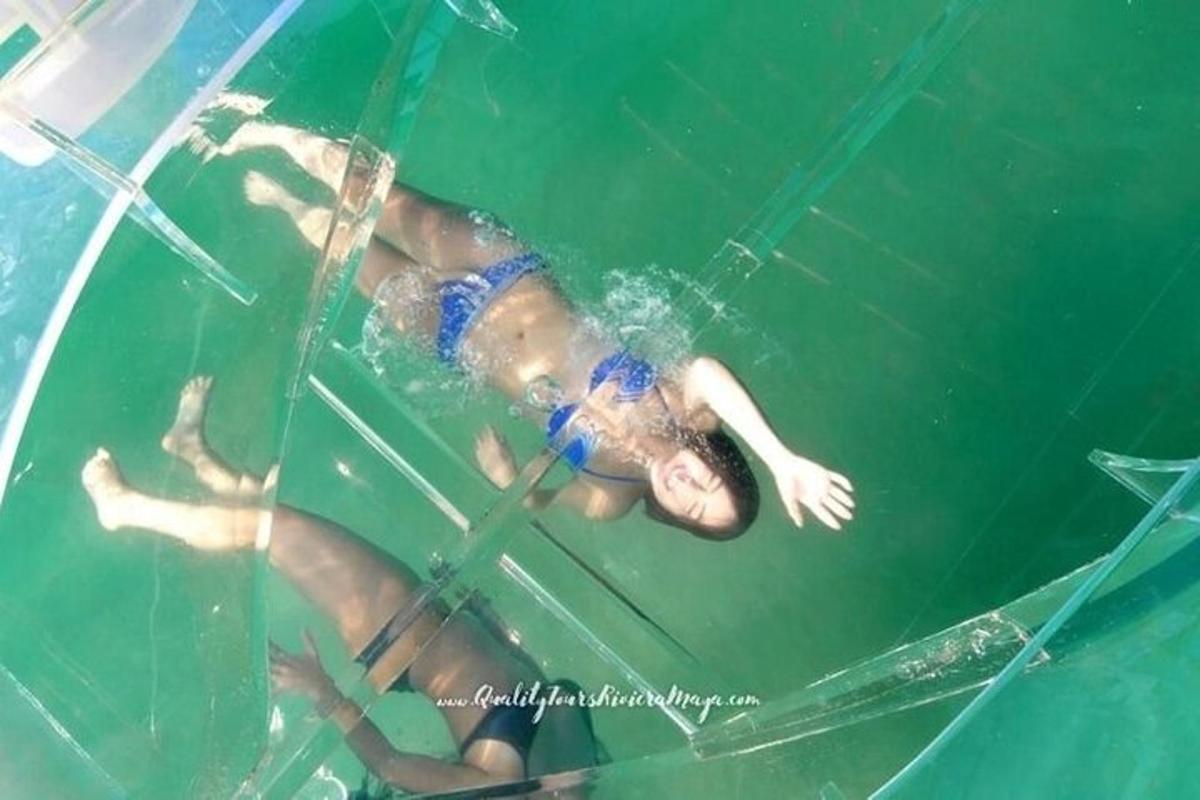 seorang lelaki berenang di dalam air di dalam air