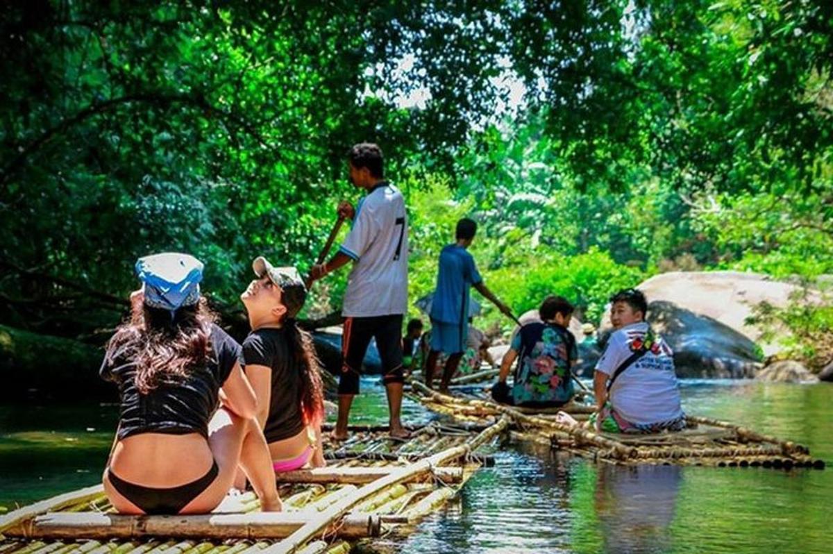 eine Gruppe von Menschen, die auf Flößen in einem Fluss sitzen