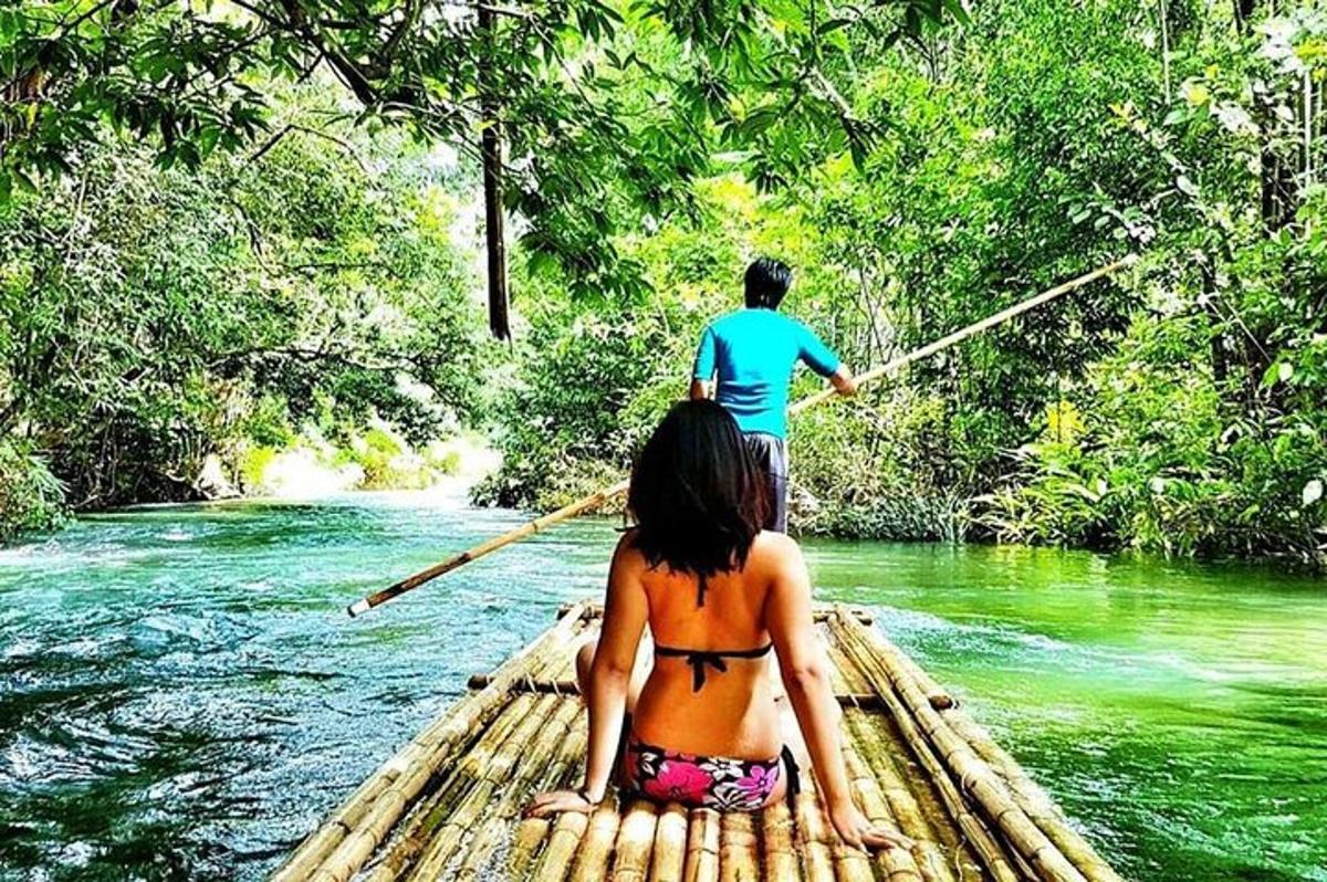 un uomo e una donna in una barca su un fiume