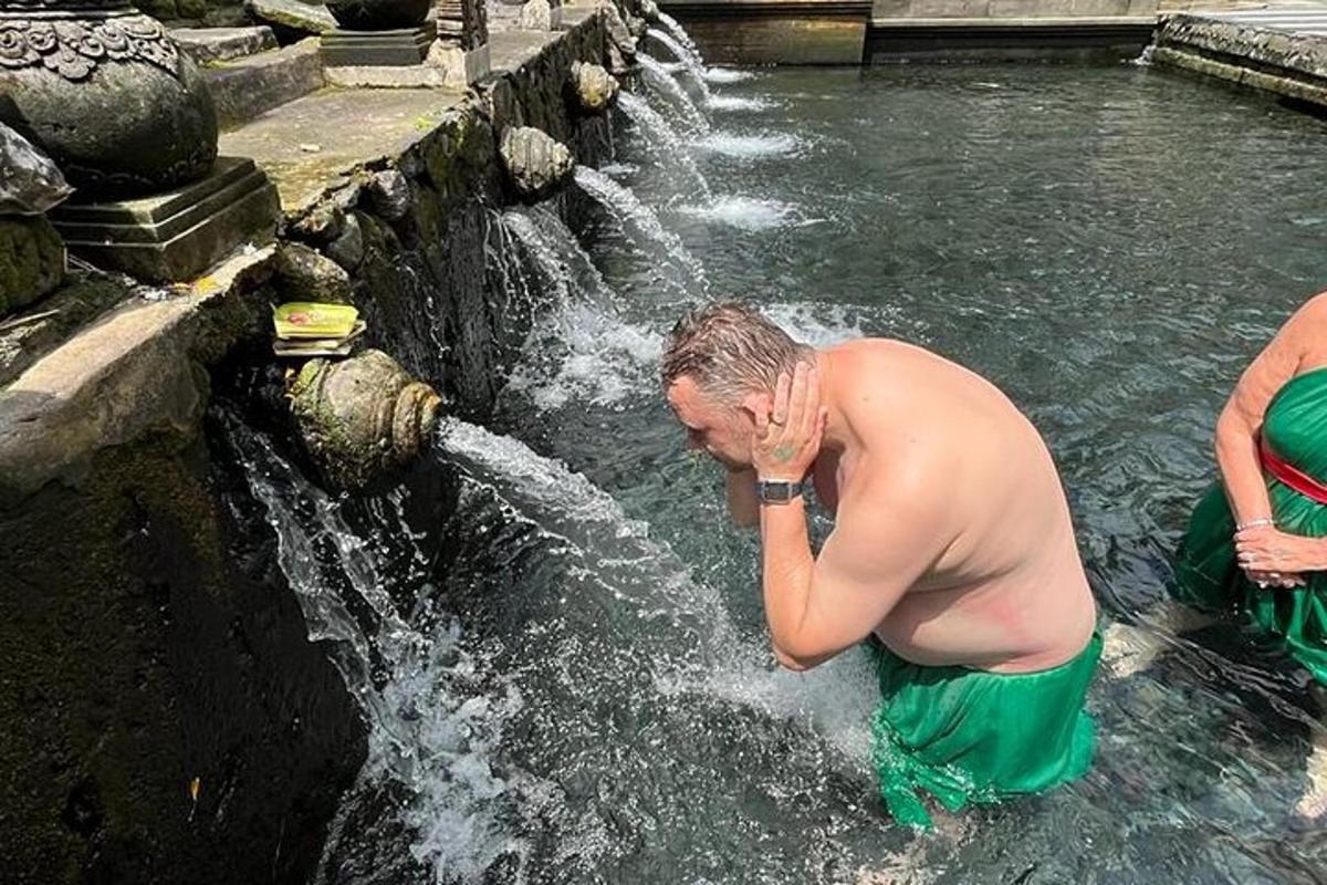 maður stendur fyrir framan foss