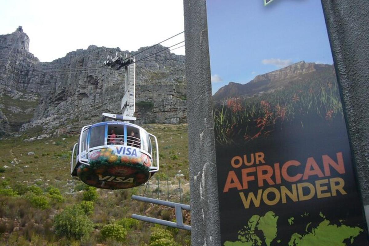 Un telesquí en las montañas con un cartel