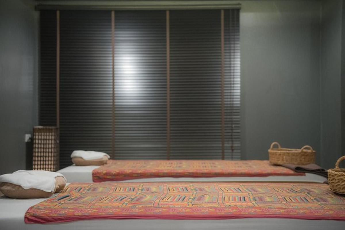 una camera da letto con due letti e una grande finestra