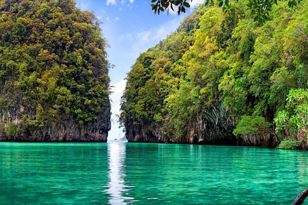 ein Wasserfall in der Mitte eines Flusses mit grünem Wasser
