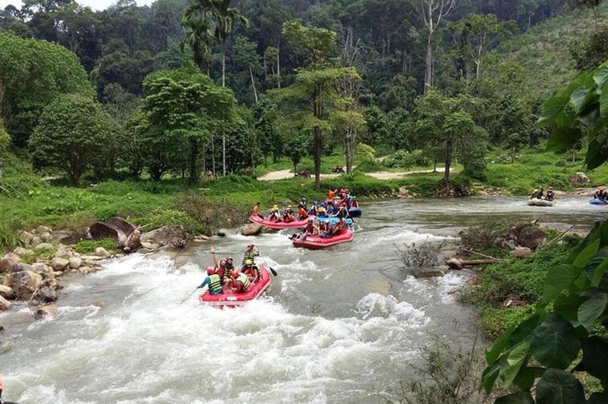 um grupo de pessoas em barcos vermelhos em um rio