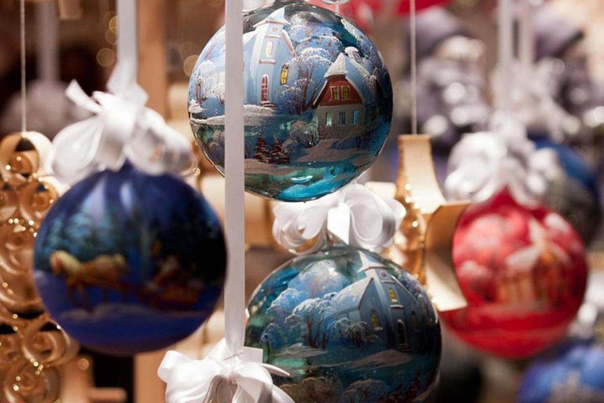 um grupo de enfeites de natal pendurados em uma loja