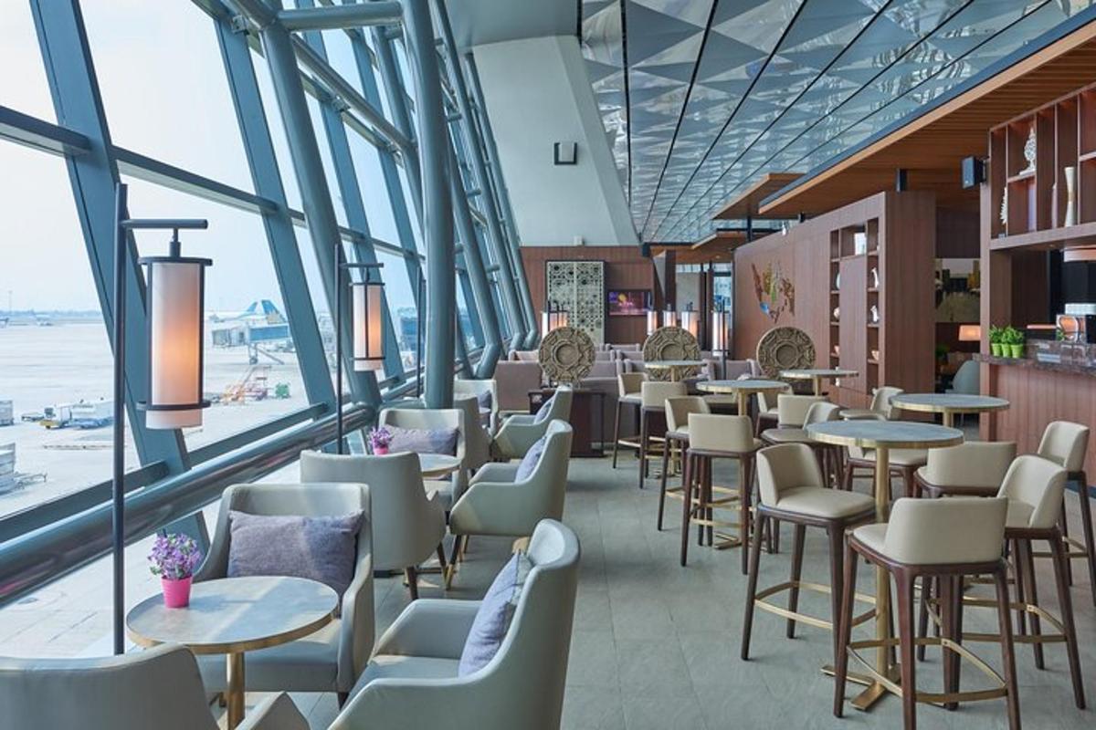 un ristorante con tavoli e sedie e una grande finestra