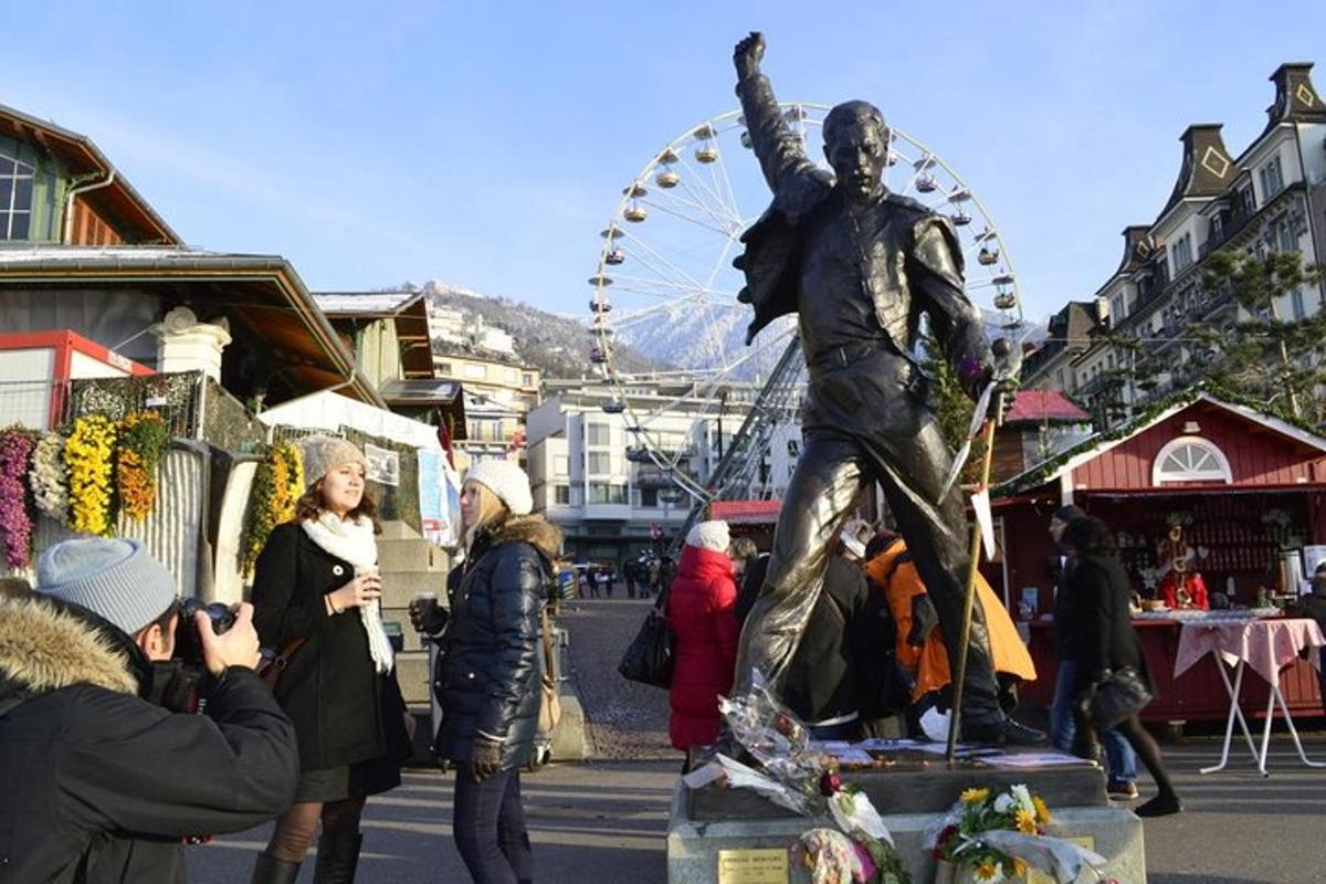 uma mulher tirando uma foto de uma estátua de um homem