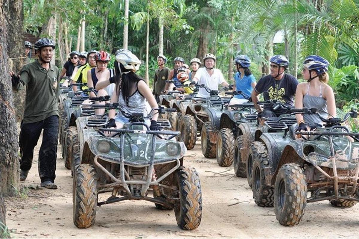 un gruppo di persone che guidano quad su una strada sterrata