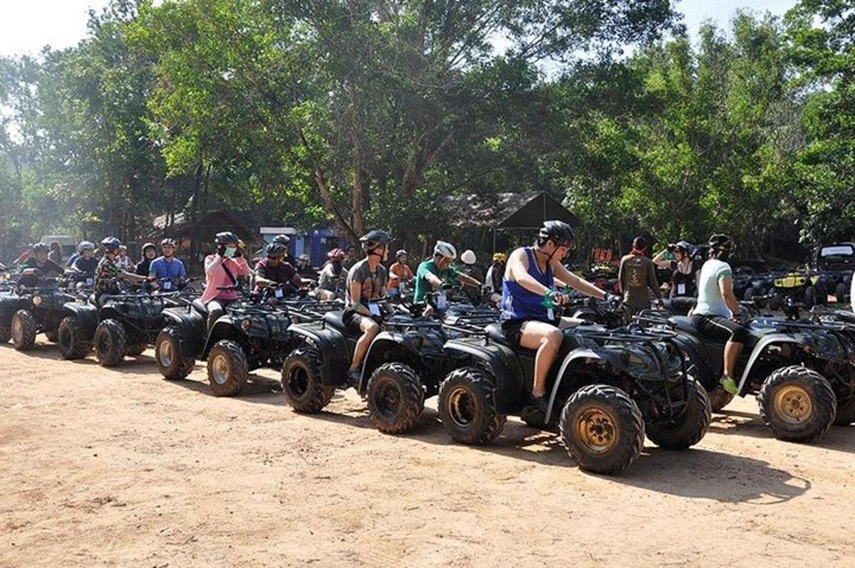 grupp inimesi sõidab ATV-dega kruusateel