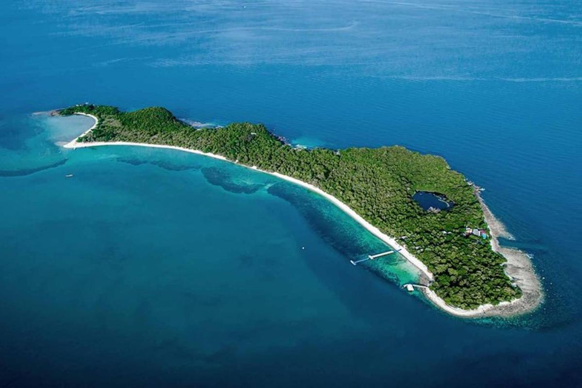 una vista aérea de una isla en el océano