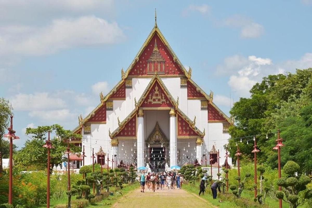 một nhóm người đang đi bộ trước một tòa nhà
