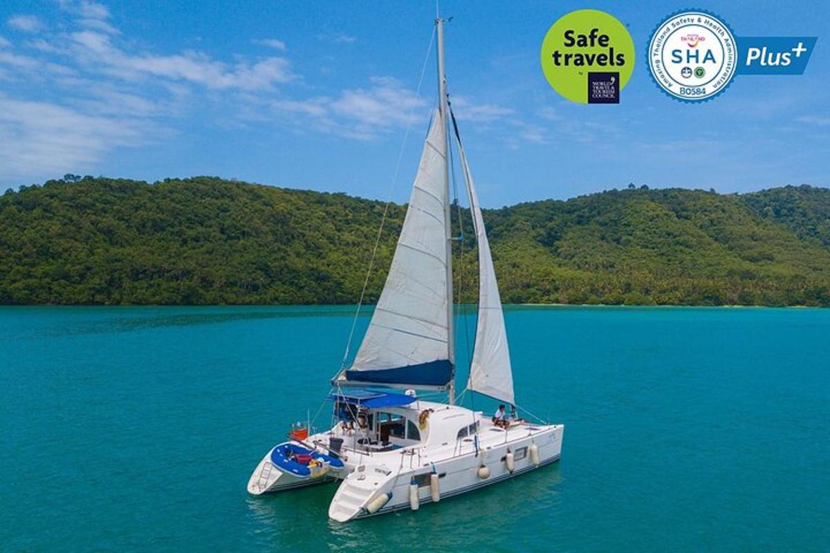 un velero blanco en un cuerpo de agua