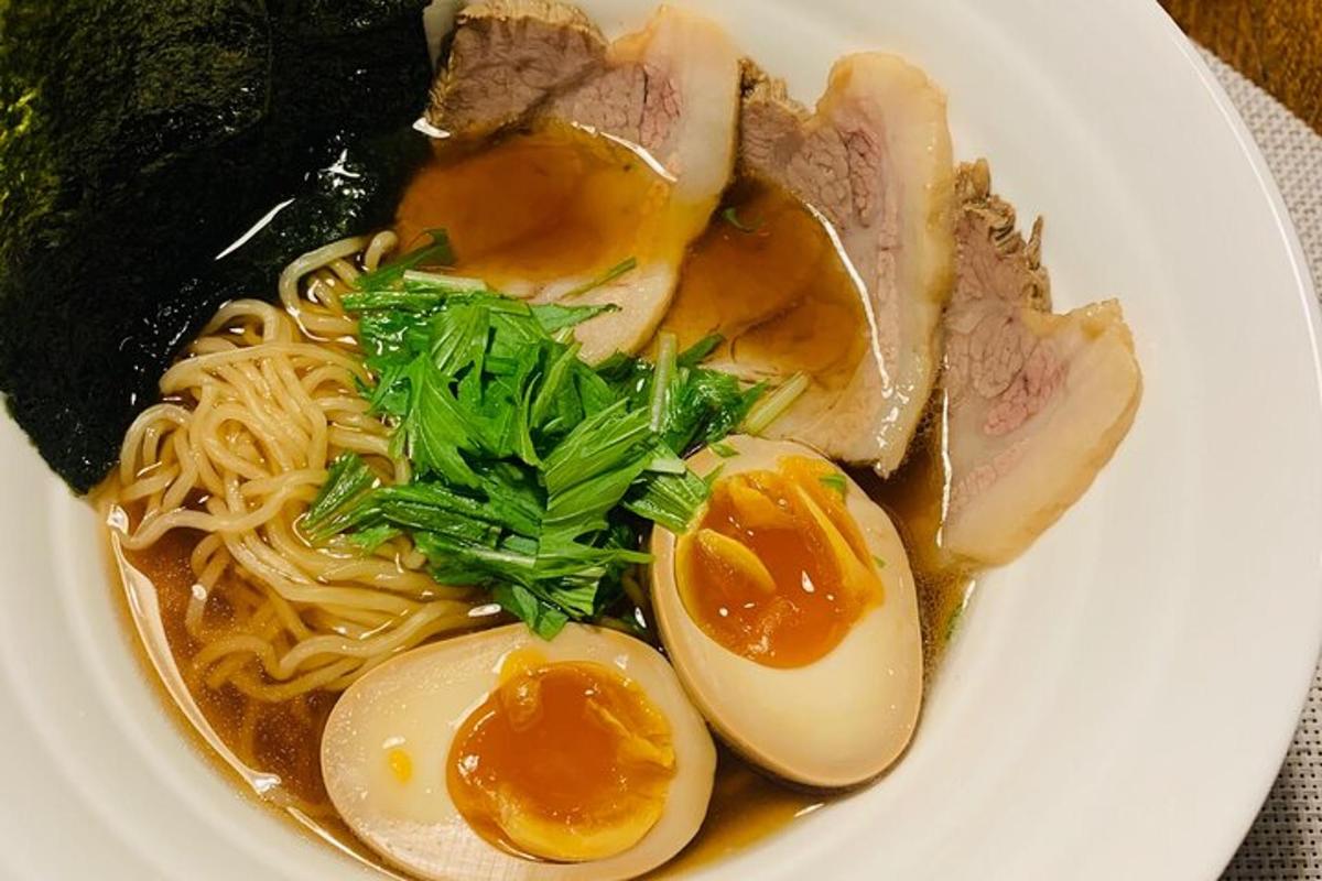 một đĩa mì ramen với trứng và thịt