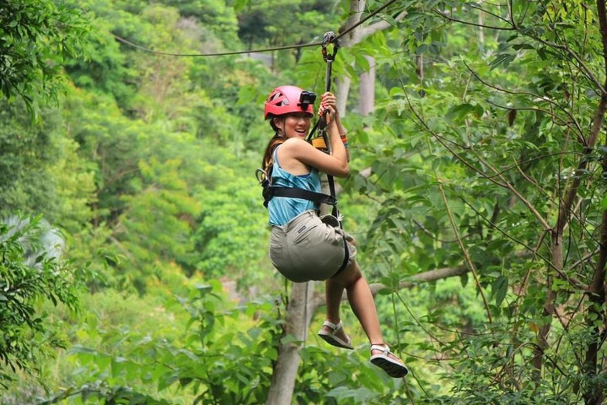 dívka na zip line v lese