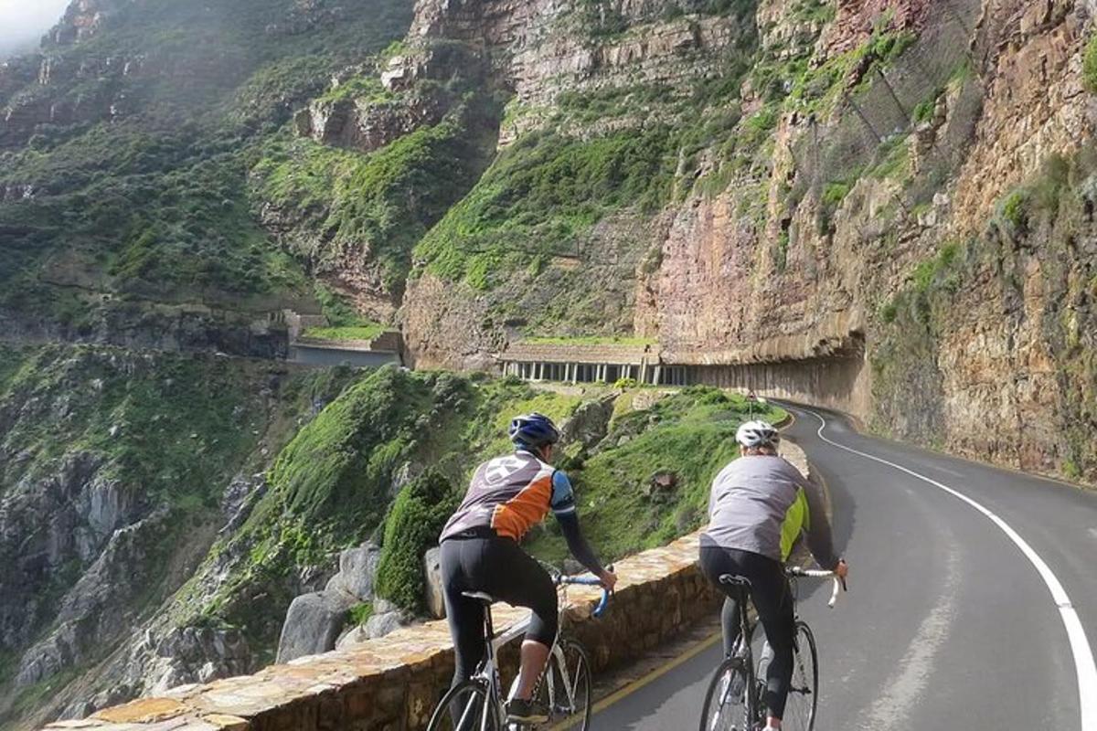 duas pessoas andando de bicicleta em uma estrada de montanha