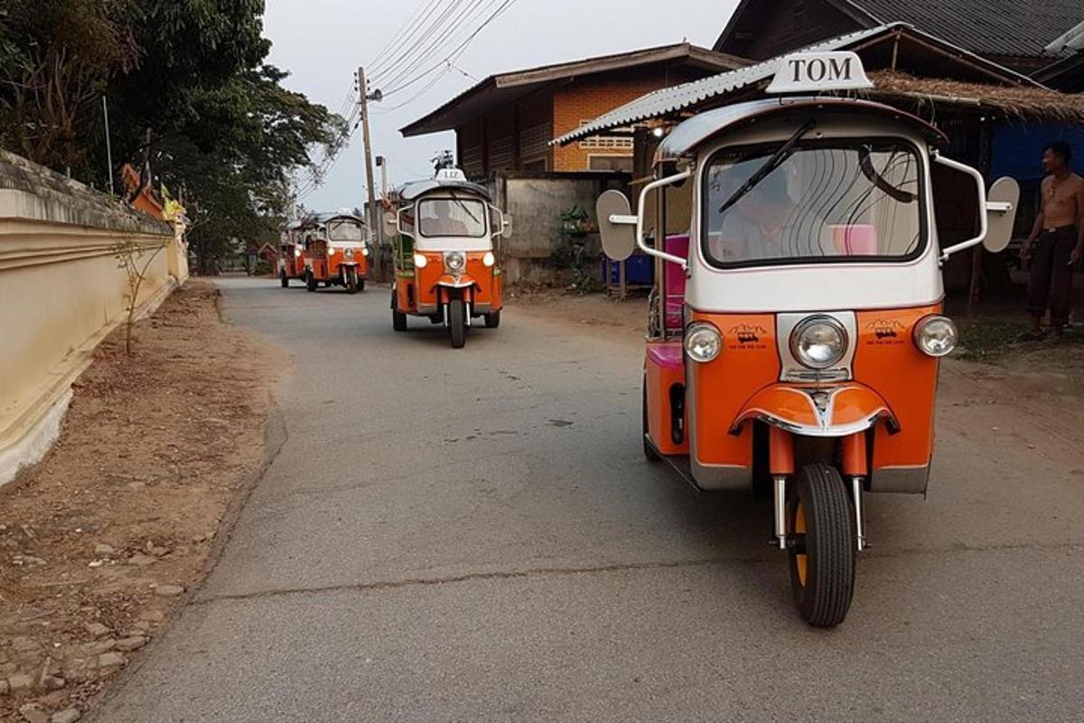 Un grupo de motocicletas circulando por una calle