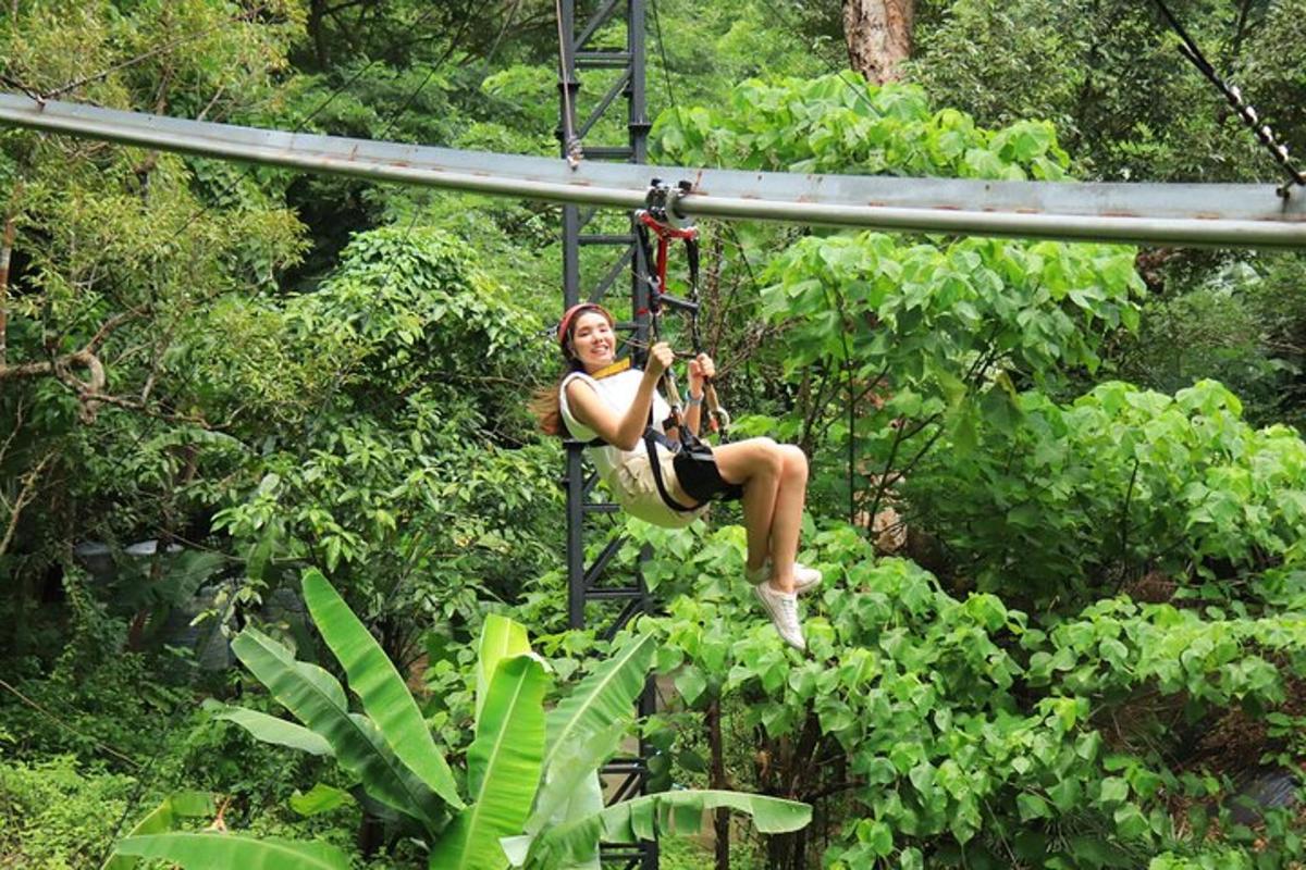 žena jedoucí na zip line v džungli